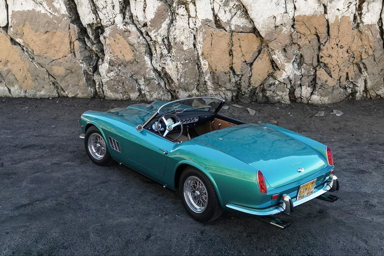 Vào năm 1972, siêu phẩm Ferrari 250 GT SWB California Spider từng được bán lại với số tiền hơn 17.000 USD theo tỷ giá hiện nay. Tại sự kiện Amelia Island 2023 của nhà đấu giá Gooding &amp; Company, chiếc xe đã có chủ nhân mới với giá trị hơn 18 triệu USD, tăng gấp 1.000 lần so với lúc được phục chế.