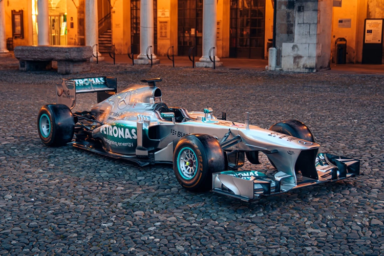 3. Mercedes-AMG Petronas F1 W04 đời 2013 (18,815 triệu USD): Mang số khung F1W04-04, mẫu xe đua F1 này được chính tay đua Lewis Hamilton cầm lái 14 chặng trong tổng số 19 chặng của mùa giải 2013.
