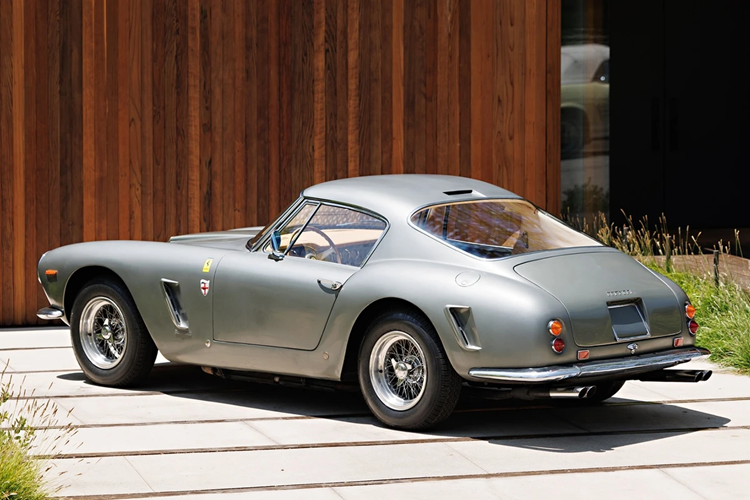 Điểm đặc biệt của siêu phẩm này là chưa từng trải qua quá trình phục hồi mà vẫn giữ các chi tiết nguyên bản, cao gồm màu sơn xám Grigio Metallizzato cùng với nội thất Beige. Ferrari 250 GT SWB Berlinetta được trang bị động cơ V12 dung tích 3.0L công suất 240 mã lực.