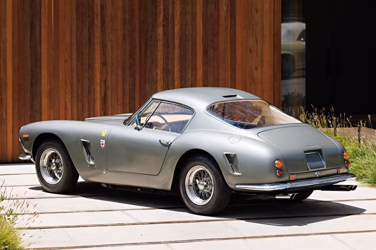 Điểm đặc biệt của siêu phẩm này là chưa từng trải qua quá trình phục hồi mà vẫn giữ các chi tiết nguyên bản, cao gồm màu sơn xám Grigio Metallizzato cùng với nội thất Beige. Ferrari 250 GT SWB Berlinetta được trang bị động cơ V12 dung tích 3.0L công suất 240 mã lực.