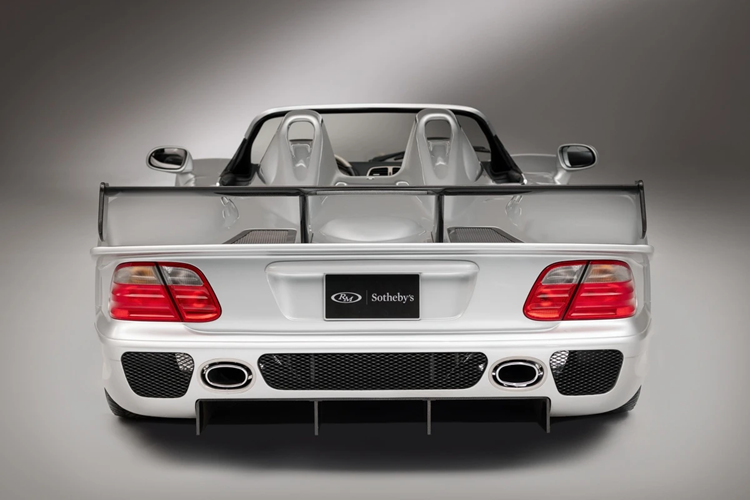 Chiếc xe mang số khung WDB2973971Y000034 là chiếc thứ 3 trong tổng số 6 chiếc từng được chế tạo với odo chỉ dừng ở mức 170 km.