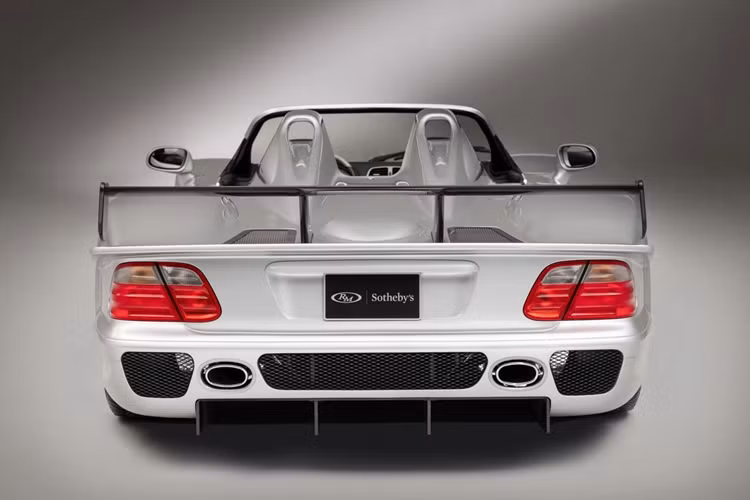 Chiếc xe mang số khung WDB2973971Y000034 là chiếc thứ 3 trong tổng số 6 chiếc từng được chế tạo với odo chỉ dừng ở mức 170 km.