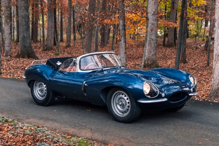 6. Jaguar XKSS đời 1957 (13,205 triệu USD): Được chế tạo từ mẫu xe đua Jaguar D-Type, Jaguar XKSS đã được tinh chỉnh lại để có thể sử dụng trên đường phố. Theo kế hoạch ban đầu, sẽ có 25 chiếc XKSS được chế tạo.