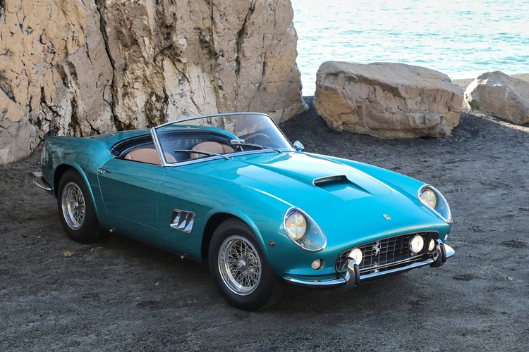 4. Ferrari 250 GT SWB California Spider đời 1962 (18,045 triệu USD): Ferrari 250 GT SWB California Spider được sản xuất dành riêng cho thị trường Bắc Mỹ với khung gầm được rút ngắn so với 250 GT LWB California Spider.