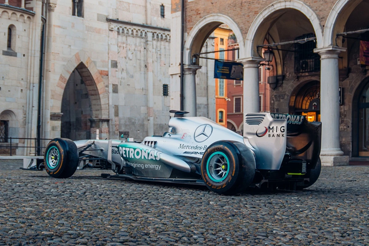 Chiếc xe này cũng từng giành chiến thắng tại Hungary Grand Prix cùng với tay đua này. W04 đánh dấu thời kỳ đỉnh cao của những chiếc xe được trang bị động cơ V8, trước khi giải đua danh giá này chuyển sang cơ cấu động cơ V6. Đây cũng là chiếc F1 đầu tiên được mở bán không thuộc quản lý của Mercedes-Benz.