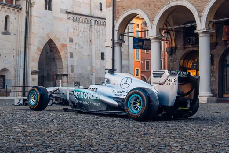 Chiếc xe này cũng từng giành chiến thắng tại Hungary Grand Prix cùng với tay đua này. W04 đánh dấu thời kỳ đỉnh cao của những chiếc xe được trang bị động cơ V8, trước khi giải đua danh giá này chuyển sang cơ cấu động cơ V6. Đây cũng là chiếc F1 đầu tiên được mở bán không thuộc quản lý của Mercedes-Benz.