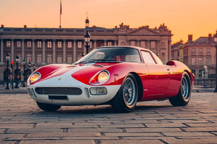 5. Ferrari 250 LM đời 1964 (17,12 triệu USD): Chỉ được sản xuất giới hạn 32 chiếc, Ferrari 250 LM còn hiếm hơn cả mẫu xe huyền thoại 250 GTO.