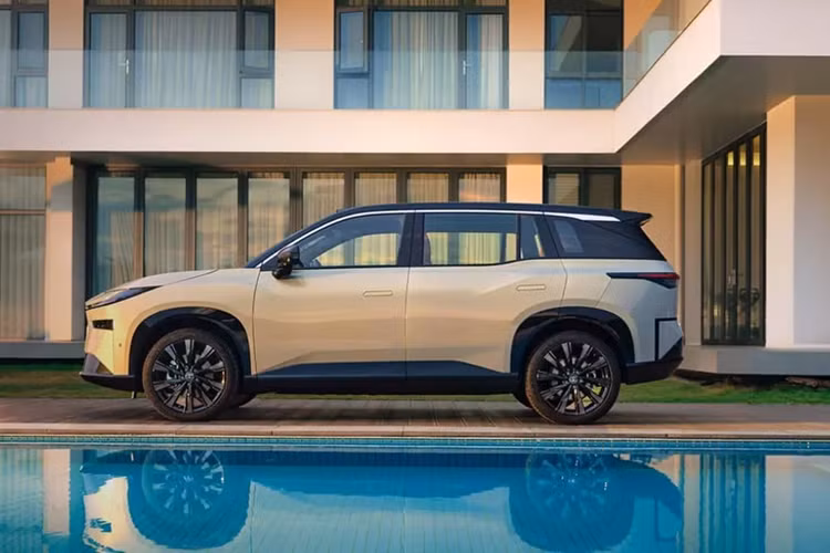 Ra mắt thông qua quan hệ đối tác với liên doanh GAC của Toyota, mẫu SUV điện này có giá thấp hơn nhiều so với các đối thủ cạnh tranh. Cụ thể, giá xe Toyota bZ3X 2025 chỉ từ 100.000 Nhân dân tệ (13.800 Đô) và lên tới 200.000 Nhân dân tệ (27.500 Đô).