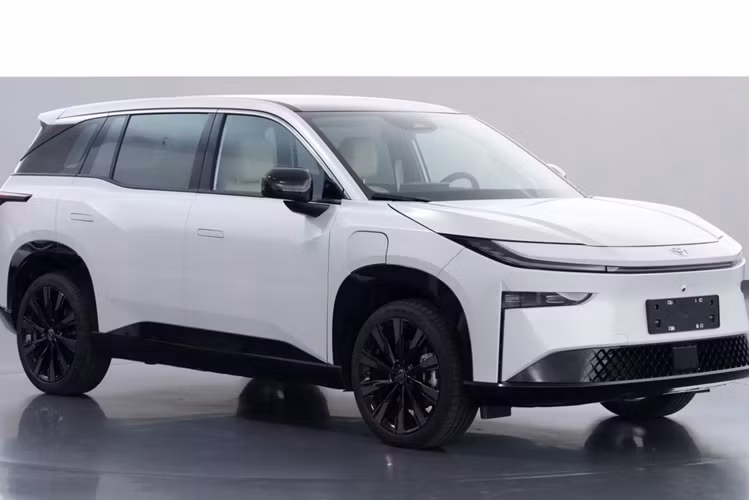 BZ3X có kích thước cạnh tranh trong phân khúc SUV nhỏ gọn, dài 4.600 mm, rộng 1.875 mm và cao 1.645 mm. Chiếc xe còn có chiều dài cơ sở là 2.765 mm và có trọng lượng không tải là 1.835 kg. Toyota đã nghiên cứu bZ3X trong một thời gian khá dài và đã giới thiệu trước đó vào đầu năm nay cùng với mẫu xe crossover bZ3C nhỏ hơn.