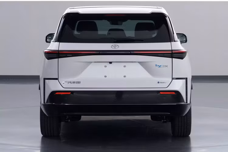 Có lẽ ấn tượng nhất là tất cả các công nghệ an toàn mà Toyota đã trang bị cho chiếc EV mới của mình với trang bị không dưới 11 camera độ nét cao, ba radar sóng milimet, lidar và 12 cảm biến siêu âm, cho phép tích hợp một loạt các hệ thống hỗ trợ người lái tiên tiến.