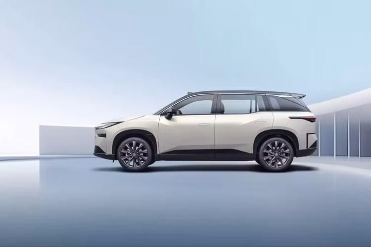 Khoang nội thất của bZ3X có vẻ được trang bị khá đầy đủ và theo tiêu chuẩn bao gồm màn hình thông tin giải trí 14,6 inch và cụm đồng hồ kỹ thuật số 8,8 inch. Xe cũng có vô lăng hai chấu, bộ sạc điện thoại không dây và bảng điều khiển trung tâm tách rời. Hệ thống âm thanh Yamaha 11 loa là trang bị tiêu chuẩn.