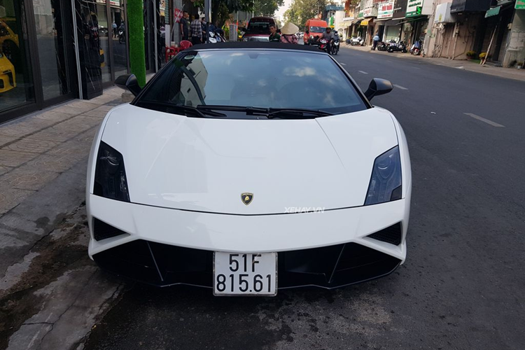 Mới đây, ông Đặng Lê Nguyên Vũ cầm lái Lamborghini Gallardo LP560-4 Spyder 50th Anniversary, điều này đã gây sự chú ý cho không ít người yêu xe tại Việt Nam. Và đây mới là lần thứ 2 vị Chủ tịch cà phê Trung Nguyên cầm lái siêu phẩm này xuống phố.