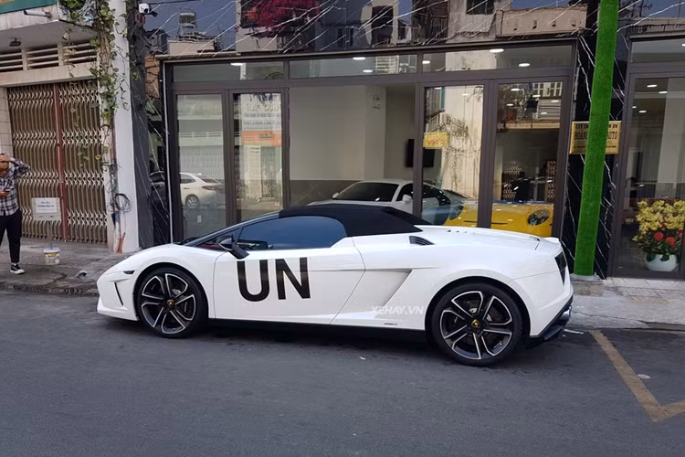 Do ít được “Qua” sử dụng nên nhìn chung nên siêu xe Lamborghini Gallardo LP560-4 Spyder 50th Anniversary còn rất mới. Xe vẫn sở hữu màu sơn ngoại thất trắng nguyên bản, ngoại trừ đèn hậu của xe được dán màu đen và bên cửa có thêm chữ UN.