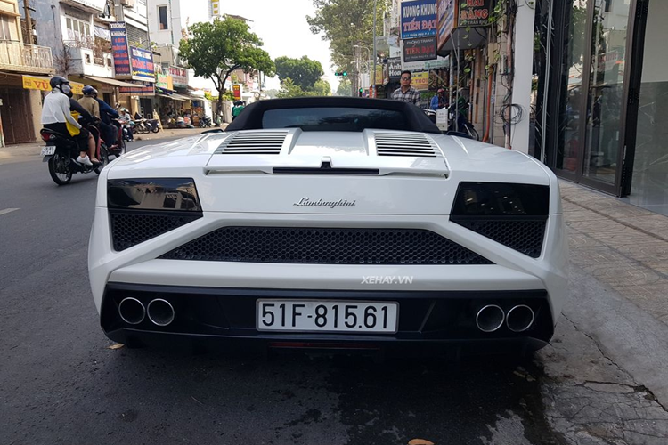 Bên trong cabin, nội thất Lamborghini Gallardo LP560-4 Spyder 50th Anniversary được bọc da cao cấp, vô-lăng bọc da Alcantara, các nút bấm điều chỉnh có thiết kế lấy cảm hứng từ những chiếc máy bay chiến đấu.