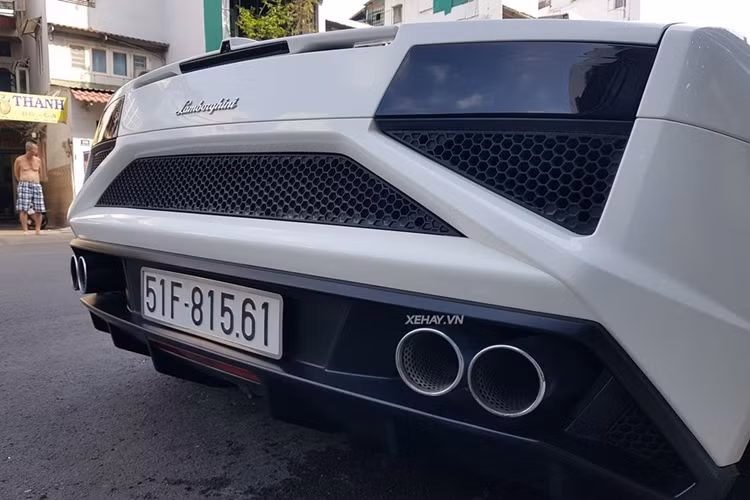 Ở phía sau, hệ thống ống xả kép đặt đối xứng hai bên, đèn hậu kiểu xương cá. Xe được trang bị mâm Apollo thiết kế kiểu bông hoa 5 cánh.