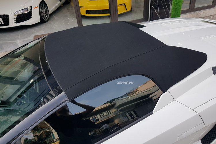 Thiết kế của Lamborghini Gallardo LP560-4 nổi bật với cản trước/sau mạnh mẽ với những đường chia gió chắc chắn hình tam giác và tứ giác. Cụm đèn halogen phía trước được tích hợp dải LED ban ngày hình chữ “Y”, thay cho đèn halogen đơn thuần trên Gallardo thế hệ đầu tiên và nắp ca-pô được dập gân mạnh mẽ.