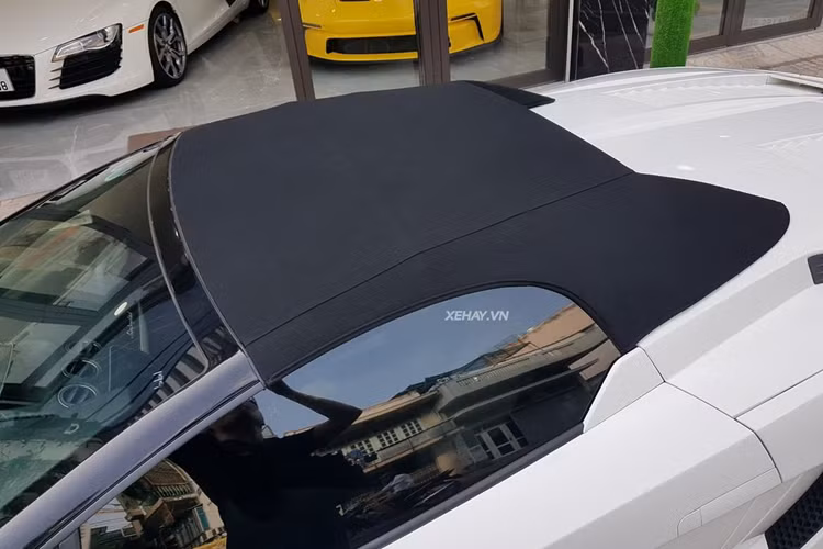 Thiết kế của Lamborghini Gallardo LP560-4 nổi bật với cản trước/sau mạnh mẽ với những đường chia gió chắc chắn hình tam giác và tứ giác. Cụm đèn halogen phía trước được tích hợp dải LED ban ngày hình chữ “Y”, thay cho đèn halogen đơn thuần trên Gallardo thế hệ đầu tiên và nắp ca-pô được dập gân mạnh mẽ.