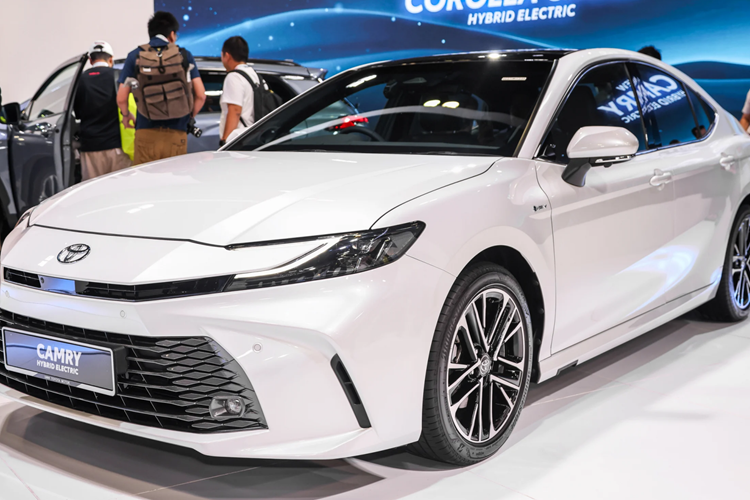 Tại Triển lãm ô tô quốc tế Kuala Lumpur (KLIMS) 2024, Toyota Camry 2025 thế hệ mới đã chính thức ra mắt ở thị trường Malaysia. Mẫu sedan cỡ D sẽ được nhập khẩu nguyên chiếc từ Thái Lan với chỉ một phiên bản duy nhất 2.5 HEV.