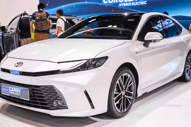 Tại Triển lãm ô tô quốc tế Kuala Lumpur (KLIMS) 2024, Toyota Camry 2025 thế hệ mới đã chính thức ra mắt ở thị trường Malaysia. Mẫu sedan cỡ D sẽ được nhập khẩu nguyên chiếc từ Thái Lan với chỉ một phiên bản duy nhất 2.5 HEV.