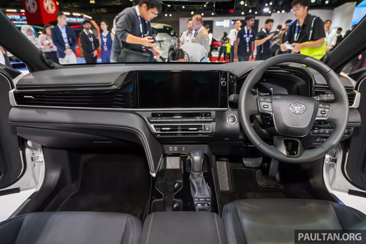 Điểm ấn tượng nhất của Toyota Camry 2025 chính là ngôn ngữ thiết kế hoàn toàn mới, với dải đèn LED ban ngày kiểu Hammerhead. Trong khi cản trước mở rộng tạo nét trẻ trung và phá cách so với trước. Đèn pha và đèn hậu LED kết hợp la-zăng hợp kim 18 inch.