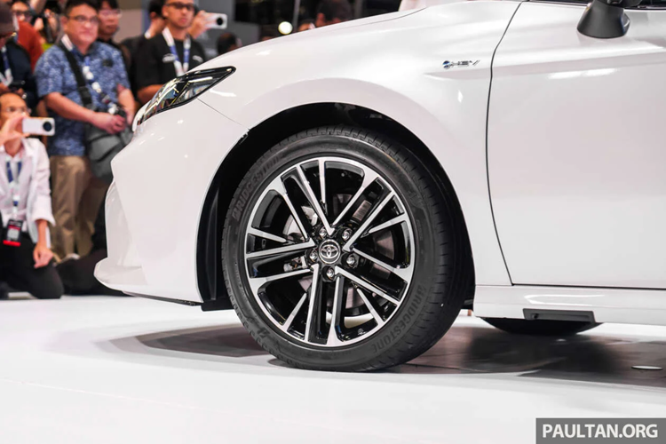 Toyota Camry hoàn toàn mới sử dụng nền tảng khung gầm toàn cầu TNGA. Xe có kích thước D x R x C lần lượt 4.920 x 1.840 x 1.455 (mm), dài hơn so với con số 4.885 của Camry cũ. Chiều dài cơ sở 2.825 mm. Khoảng sáng gầm 135 mm. Dung tích khoang hành lý phía sau 500 lít. Dung tích bình xăng 50 lít.