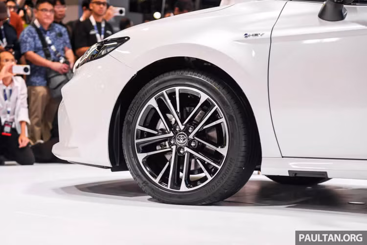 Toyota Camry hoàn toàn mới sử dụng nền tảng khung gầm toàn cầu TNGA. Xe có kích thước D x R x C lần lượt 4.920 x 1.840 x 1.455 (mm), dài hơn so với con số 4.885 của Camry cũ. Chiều dài cơ sở 2.825 mm. Khoảng sáng gầm 135 mm. Dung tích khoang hành lý phía sau 500 lít. Dung tích bình xăng 50 lít.