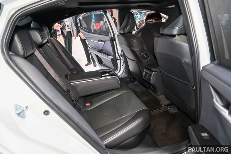 Khoang nội thất Toyota Camry 2025 trang bị nhiều tiện nghi cao cấp như mui kính toàn cảnh Panoramic, ghế sau chỉnh điện ngả lưng góc 8 độ, điều hòa tự động 3 vùng, màn hình giải trí cảm ứng 12,3 inch tích hợp Apple CarPlay và Android Auto không dây, hệ thống âm thanh JBL®6 Premium Surround Sound System, điều khiển giọng nói “Hey Toyota”.