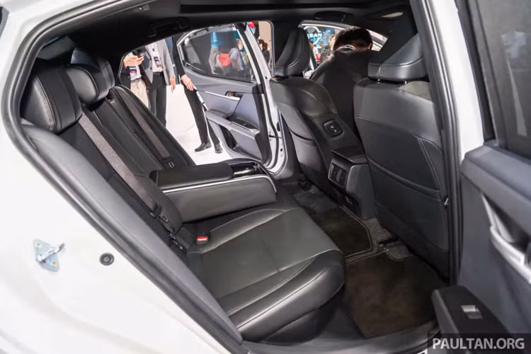 Khoang nội thất Toyota Camry 2025 trang bị nhiều tiện nghi cao cấp như mui kính toàn cảnh Panoramic, ghế sau chỉnh điện ngả lưng góc 8 độ, điều hòa tự động 3 vùng, màn hình giải trí cảm ứng 12,3 inch tích hợp Apple CarPlay và Android Auto không dây, hệ thống âm thanh JBL®6 Premium Surround Sound System, điều khiển giọng nói “Hey Toyota”.