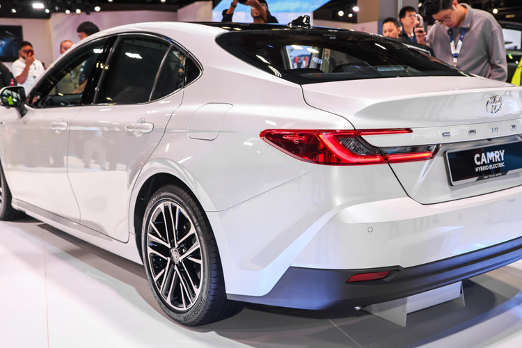 Bao gồm AEB, ACC, cảnh báo chệch làn đường, hỗ trợ theo dõi làn đường, hỗ trợ biển báo đường bộ, đèn pha tự động, hỗ trợ thoát hiểm an toàn, màn hình giám sát điểm mù. Camera hành trình phía trước và phía sau.