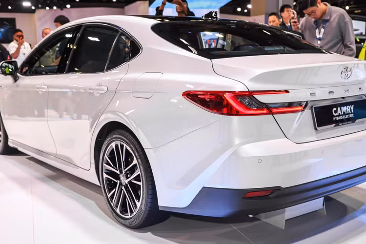 Bao gồm AEB, ACC, cảnh báo chệch làn đường, hỗ trợ theo dõi làn đường, hỗ trợ biển báo đường bộ, đèn pha tự động, hỗ trợ thoát hiểm an toàn, màn hình giám sát điểm mù. Camera hành trình phía trước và phía sau.