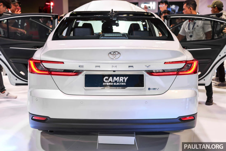 Tại Malaysia, mức giá xe Toyota Camry HEV 2025 từ RM 248,800 (tương đương 1,4 tỷ đồng). Tại Việt Nam, Toyota Camry 2025 đã ra mắt chính thức từ tháng 10/2024 với 3 phiên bản: 1 máy xăng và 2 bản Hybrid với giá bán từ 1,2 - 1,53 tỷ đồng.
