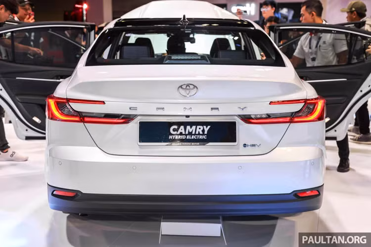 Tại Malaysia, mức giá xe Toyota Camry HEV 2025 từ RM 248,800 (tương đương 1,4 tỷ đồng). Tại Việt Nam, Toyota Camry 2025 đã ra mắt chính thức từ tháng 10/2024 với 3 phiên bản: 1 máy xăng và 2 bản Hybrid với giá bán từ 1,2 - 1,53 tỷ đồng.
