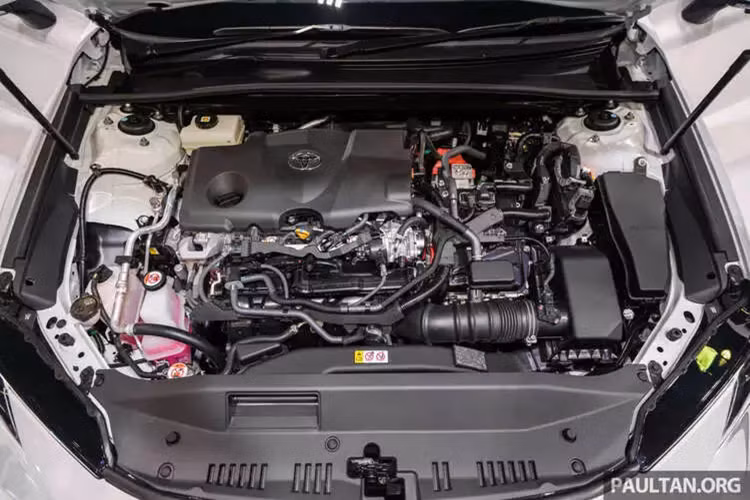 Ghế lái có thể điều chỉnh điện 8 hướng và thắt lưng 2 hướng, và nhớ ghế 2 kiểu. Về mặt an toàn, xe có 7 túi khí, màn hình quan sát toàn cảnh và Toyota Safety Sense 3.0, sử dụng cả camera và cảm biến radar.