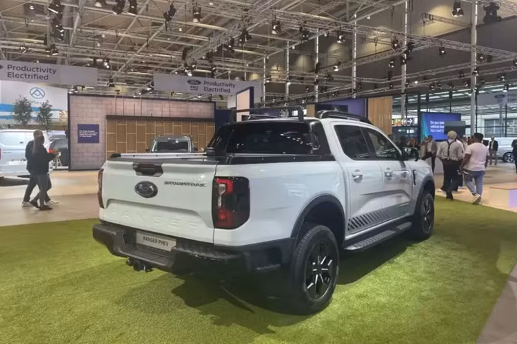 Bên ngoài, Ford Ranger PHEV 2025 sở hữu ngoại hình không khác gì các phiên bản máy xăng và máy dầu thông thường, trừ cổng sạc nằm bên trái, gần với nắp bình xăng. Chiếc xe được trưng bày trong triển lãm IAA Transportation 2024 thuộc phiên bản Stormtrak với số lượng sản xuất giới hạn.
