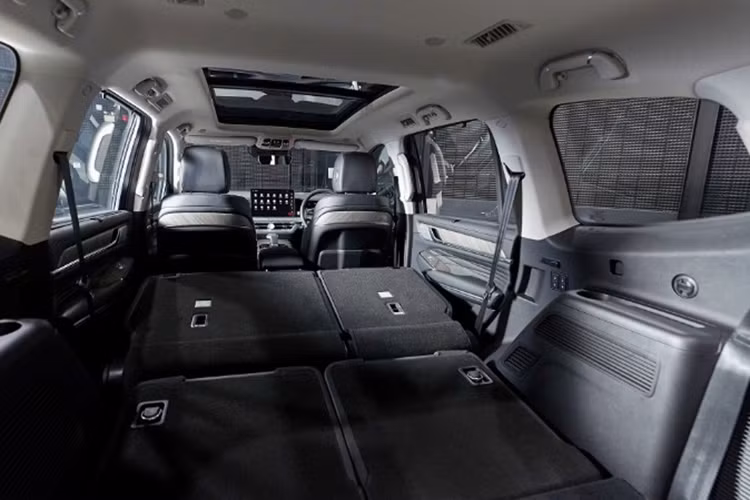 Đi kèm hệ truyền động này là hộp số tự động 9 cấp và hệ dẫn động bốn bánh (4WD). Ngoài ra, xe còn có 11 chế độ địa hình và khóa vi sai điện tử ở cả hai cầu, cho phép tối ưu hóa khả năng vượt trội trên các loại địa hình khác nhau.