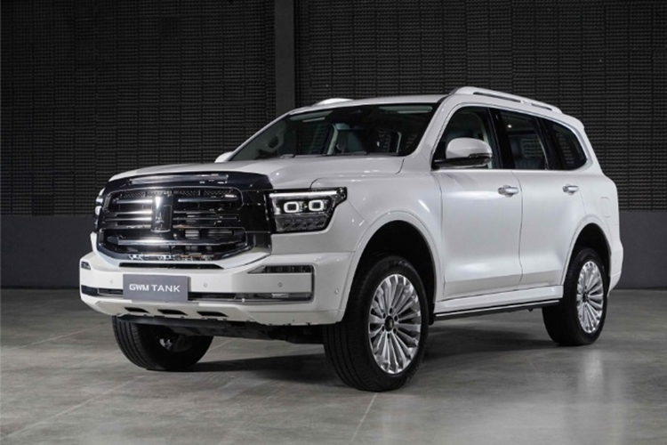 Về ngoại hình, mẫu xe SUV GWM Tank 500 2024 sắp bán tại Việt Nam sở hữu kích thước tổng thể dài x rộng x cao lần lượt là 5.078 x 1.934 x 1.905 (mm), chiều dài cơ sở đạt 2.850 mm.