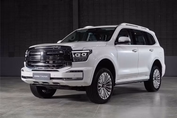 Về ngoại hình, mẫu xe SUV GWM Tank 500 2024 sắp bán tại Việt Nam sở hữu kích thước tổng thể dài x rộng x cao lần lượt là 5.078 x 1.934 x 1.905 (mm), chiều dài cơ sở đạt 2.850 mm.