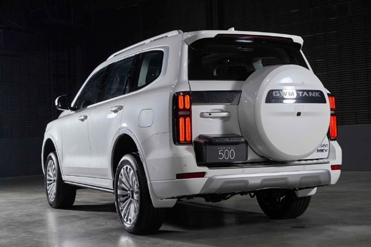 Về công nghệ an toàn, Tank 500 không thua kém bất kỳ đối thủ nào trong cùng phân khúc hay tầm giá. Xe được trang bị gói an toàn ADAS, bao gồm các tính năng hiện đại như tự động phanh khẩn cấp, hỗ trợ giữ làn đường, ga tự động thích ứng và cảnh báo điểm mù, đi kèm hệ thống hỗ trợ lùi xe tự động.