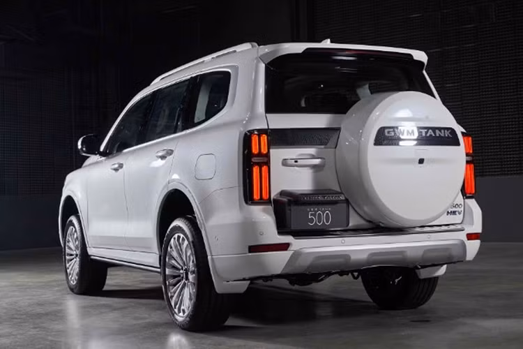 Về công nghệ an toàn, Tank 500 không thua kém bất kỳ đối thủ nào trong cùng phân khúc hay tầm giá. Xe được trang bị gói an toàn ADAS, bao gồm các tính năng hiện đại như tự động phanh khẩn cấp, hỗ trợ giữ làn đường, ga tự động thích ứng và cảnh báo điểm mù, đi kèm hệ thống hỗ trợ lùi xe tự động.