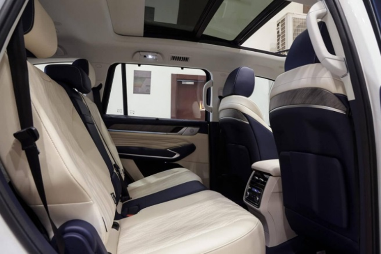 Ngoài ra, xe còn có màn hình hiển thị thông tin trên kính lái (HUD), cần số điện tử, ghế trước chỉnh điện. Ghế của xe được bọc da Nappa cao cấp, hệ thống điều hòa ba vùng, hệ thống âm thanh 12 loa Infinity và cửa sổ trời toàn cảnh. 