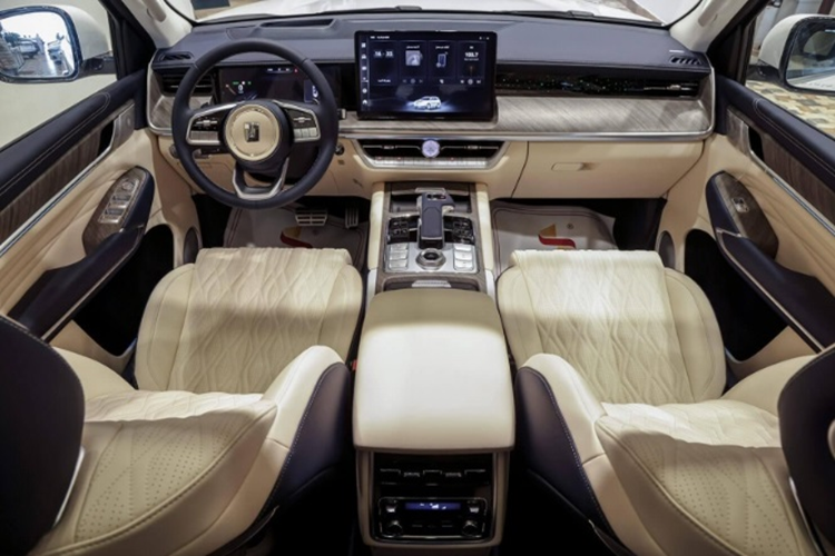 Bên trong khoang cabin, Tank 500 sở hữu không gian nội thất sang trọng và hiện đại với cấu hình 7 chỗ ngồi. Xe có các trang bị nổi bật như: màn hình trung tâm lớn 14,6 inch, cụm đồng hồ kỹ thuật số 12,3 inch...