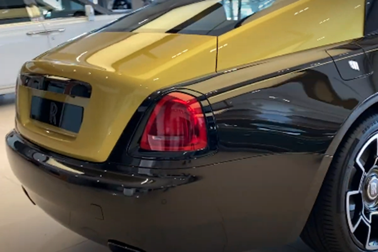 Đi kèm với hộp số tự động ZF 8 cấp, nhờ đó, Rolls-Royce Wraith Black Badge có thể tăng tốc từ vị trí xuất phát lên 100km/h chỉ trong vòng thời gian 4,4 giây trước khi đạt tốc độ tối đa 250 km/h. Ngoài ra, cũng phải kể tới hệ thống phản ứng chân ga đặc biệt Rolls-Royce trang bị cho những chiếc Wraith Black Badge.