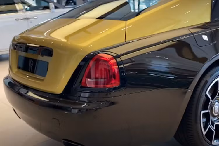 Đi kèm với hộp số tự động ZF 8 cấp, nhờ đó, Rolls-Royce Wraith Black Badge có thể tăng tốc từ vị trí xuất phát lên 100km/h chỉ trong vòng thời gian 4,4 giây trước khi đạt tốc độ tối đa 250 km/h. Ngoài ra, cũng phải kể tới hệ thống phản ứng chân ga đặc biệt Rolls-Royce trang bị cho những chiếc Wraith Black Badge.