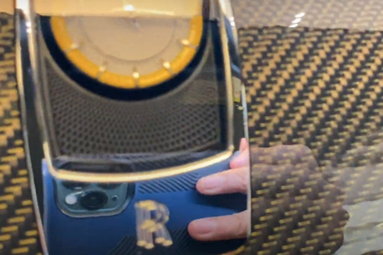 Ghế ngồi bọc da sang trọng trông hấp dẫn nhưng chính bảng điều khiển mới là điểm nổi bật. Các bệ cửa bằng da dệt và các phím âm thanh Bespoke được chạm khắc, có tông màu tối, càng làm tăng thêm bầu không khí thể thao. Tuy nhiên, đẳng nhất phải kể đến đồng hồ Black Badge Indulge, trên bảng táp lô.