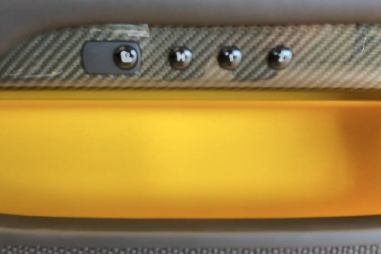 Tương tự như ngoại thất, bên trong khoang lái của chiếc coupe siêu sang Rolls-Royce Wraith Black Badge Sportive này có 1 ký hiệu đặc biệt, xuất hiện ngay dưới logo vô cực, ở giữa 2 hàng ghế sau, còn ở bên ngoài, nó nằm ngay trên đường coachline, vòm bánh xe.