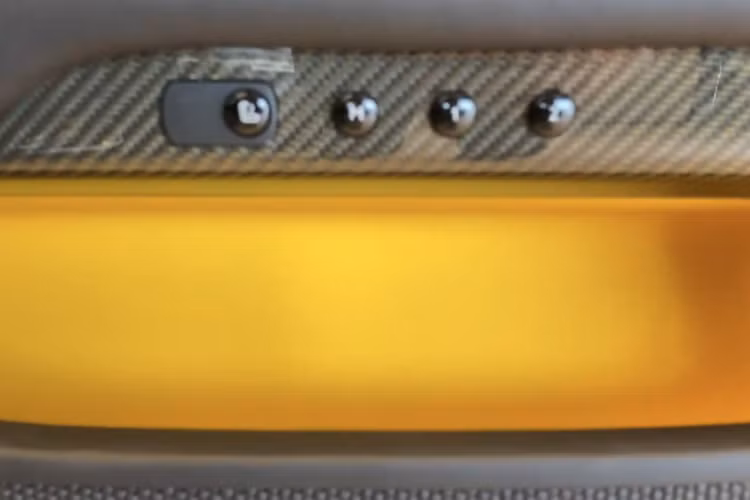 Tương tự như ngoại thất, bên trong khoang lái của chiếc coupe siêu sang Rolls-Royce Wraith Black Badge Sportive này có 1 ký hiệu đặc biệt, xuất hiện ngay dưới logo vô cực, ở giữa 2 hàng ghế sau, còn ở bên ngoài, nó nằm ngay trên đường coachline, vòm bánh xe.