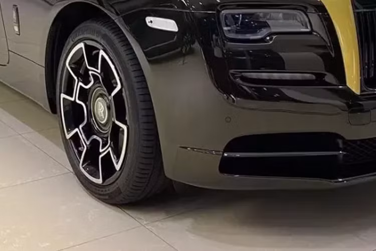 Với cách phối màu rất đặc trưng của Trung Đông, đây hứa hẹn sẽ là chiếc Rolls-Royce Wraith nổi bật nhất tại Việt Nam, từ trước đến nay, chưa kể xe còn thuộc bản Black Badge với biến thể Sportive chỉ đúng 1 xe trên toàn thế giới.