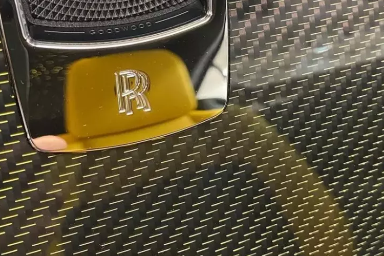 Theo tìm hiểu, đây chính là chiếc coupe siêu sang Rolls-Royce Wraith Black Badge Sportive đã từng lộ ảnh khui công vào đầu năm nay, nhiều khả năng đây mới là hình ảnh và video chính thức của xe ở Việt Nam, còn ảnh đầu năm là ở Hồng Kông, khi xe quá cảnh để đi bằng đường thủy về nước.