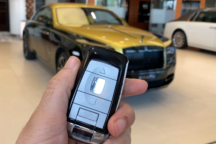 Về ngoại thất, chiếc xe Rolls-Royce Wraith Black Badge Sportive có màu đen và vàng, nhưng ảnh thực tế cho thấy, xe có màu đồng mờ khi có ánh sáng chiếu vào, còn không, nó là màu đen nâu.