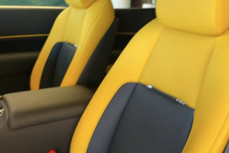 Tiếp đến là được phối màu vàng Austin Yellow rất sang trọng, tạo nên sự tương phản mạnh mẽ so với ngoại thất của xe. Đó còn chưa kể đến nhiều chi tiết được làm từ carbon, như toàn bộ bảng điều khiển trung tâm, các tấm ốp trên bảng đồng hồ, cùng nhiều chi tiết kim loại đánh bóng cao cấp.